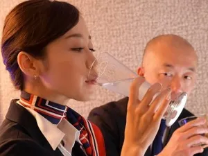 Nam thanh niên "cứu giúp" nữ sinh bị kẹt thang máy
