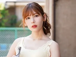 Cô gái dẫn chương trình ngọt ngào và đáng yêu mặc đồng phục học sinh nhập vai ngực đẹp rung lắc siêu hấp dẫn