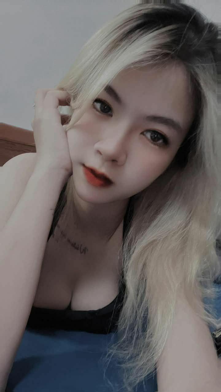 Anh trai biến thái trước mặt em gái và bạn em ấy
